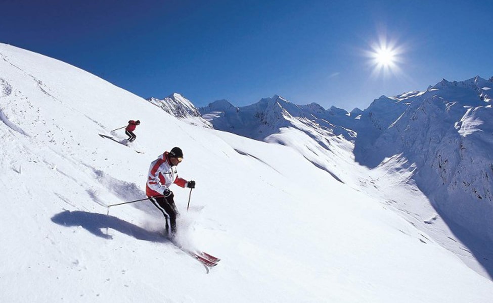 Skiing in Auli - Main